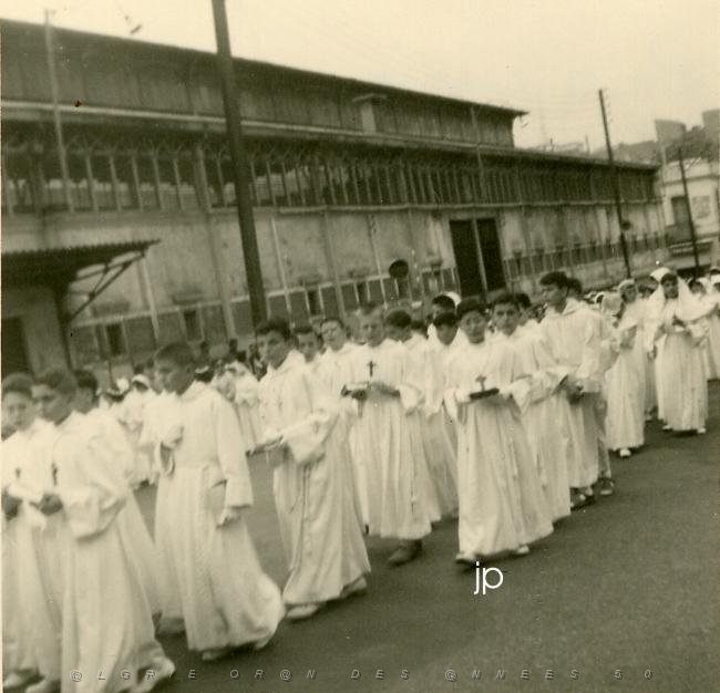 ORAN 1960 COMMUNIONS A LA CATHEDRALE D ORAN EN PROCESSION.JPG